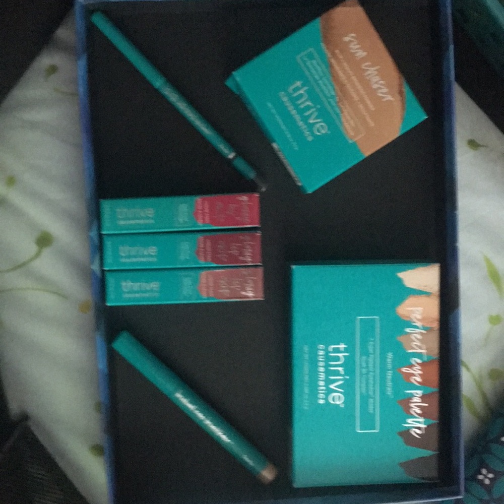 Thrive makeup set